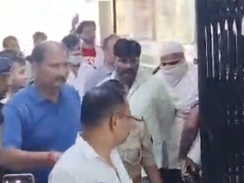 आरोपी सिपाही अभिषेक यादव को पुलिस मेडिकल के लिए जिला अस्पताल लेकर पहुंची थी। उसे देखते ही कर्मचारी भड़क गए और पिटाई करने लगे।