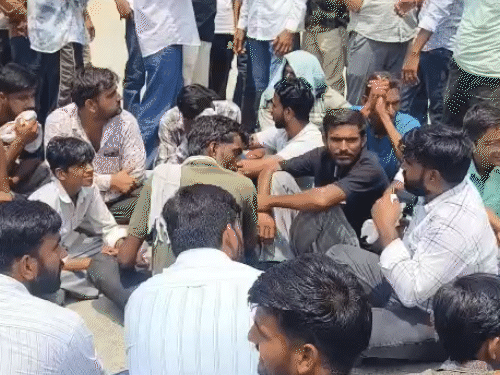 परिवार ने आरोपी की गिरफ्तारी की मांग को लेकर प्रदर्शन किया था।
