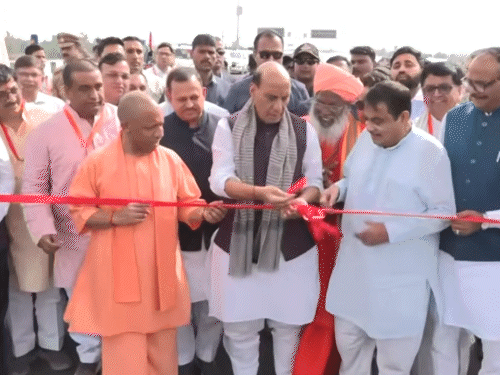 रक्षा मंत्री राजनाथ सिंह, परिवहन मंत्री नितिन गडकरी और सीएम योगी ने एक्सप्रेस-वे का उद्घाटन किया था।
