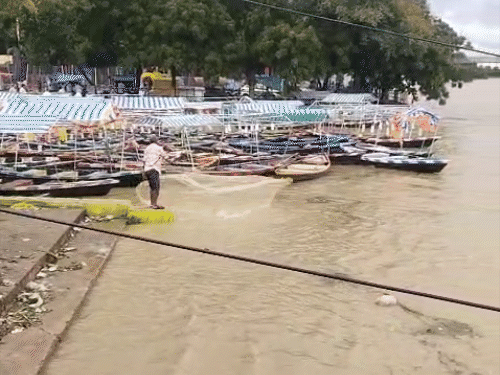 रायपुर में खारून नदी का जलस्तर खतरे के निशान से ऊपर पहुंचा।