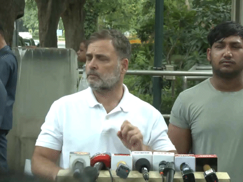 राहुल ने पैलेट गन से घायल छात्र की टी-शर्ट उठाकर घाव दिखाए