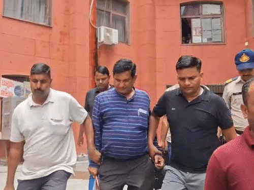 एक फाइल आगे बढ़ाने के एवज में एई सुशील कटारे 36 हजार मांगे थे।