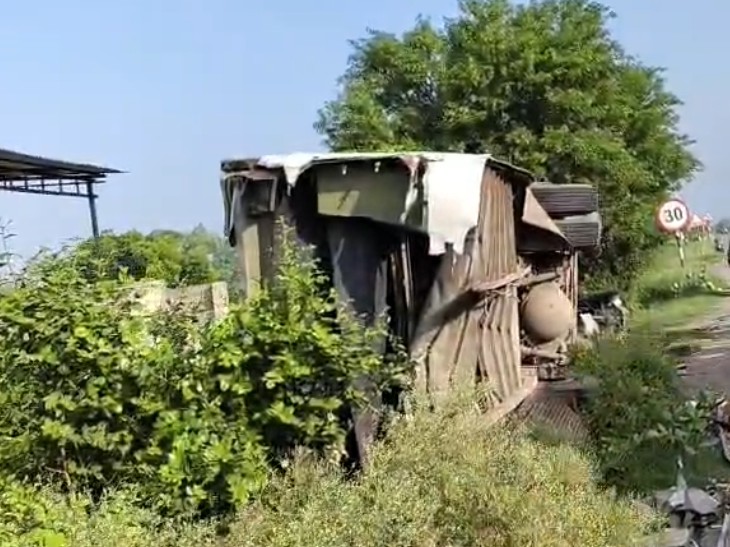घटना के बाद सड़क किनारे पलटी पड़ी मिली बस।