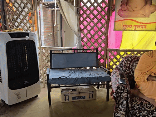 अपने आश्रम में बाबा ज्ञानदास।