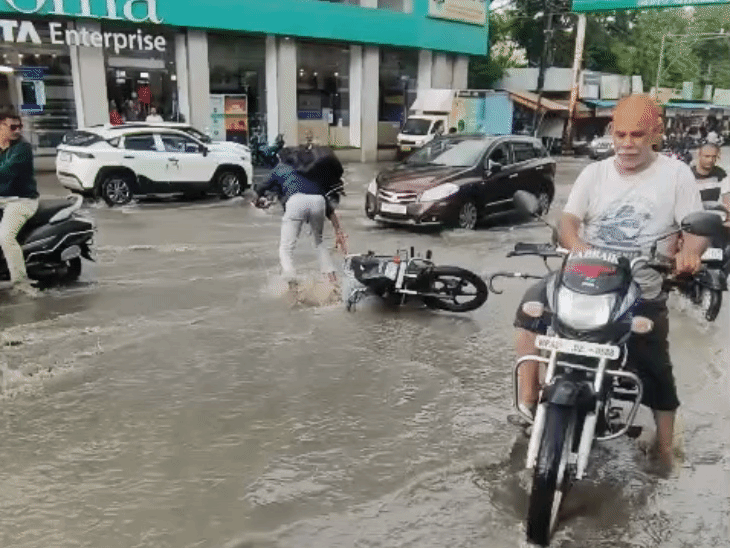 सड़क पर बने गड्ढे की वजह से लोग लगातार गिरते रहे।