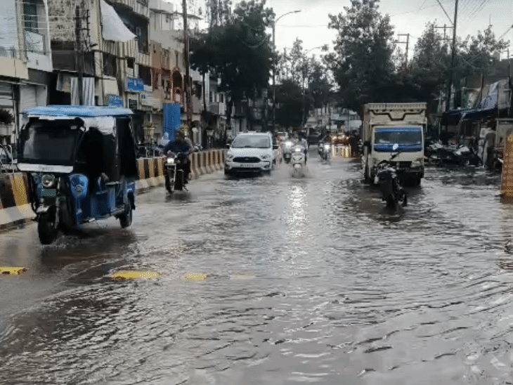 सड़कों पर इस तरह से पानी भर गया।