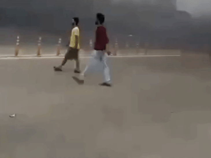 नेपाल के सुनसरी जिले में लोग सड़कों पर आगजनी कर रहे हैं। सांप्रदायिक हिंसा 4 जिलों में फैल चुकी है।  - Dainik Bhaskar