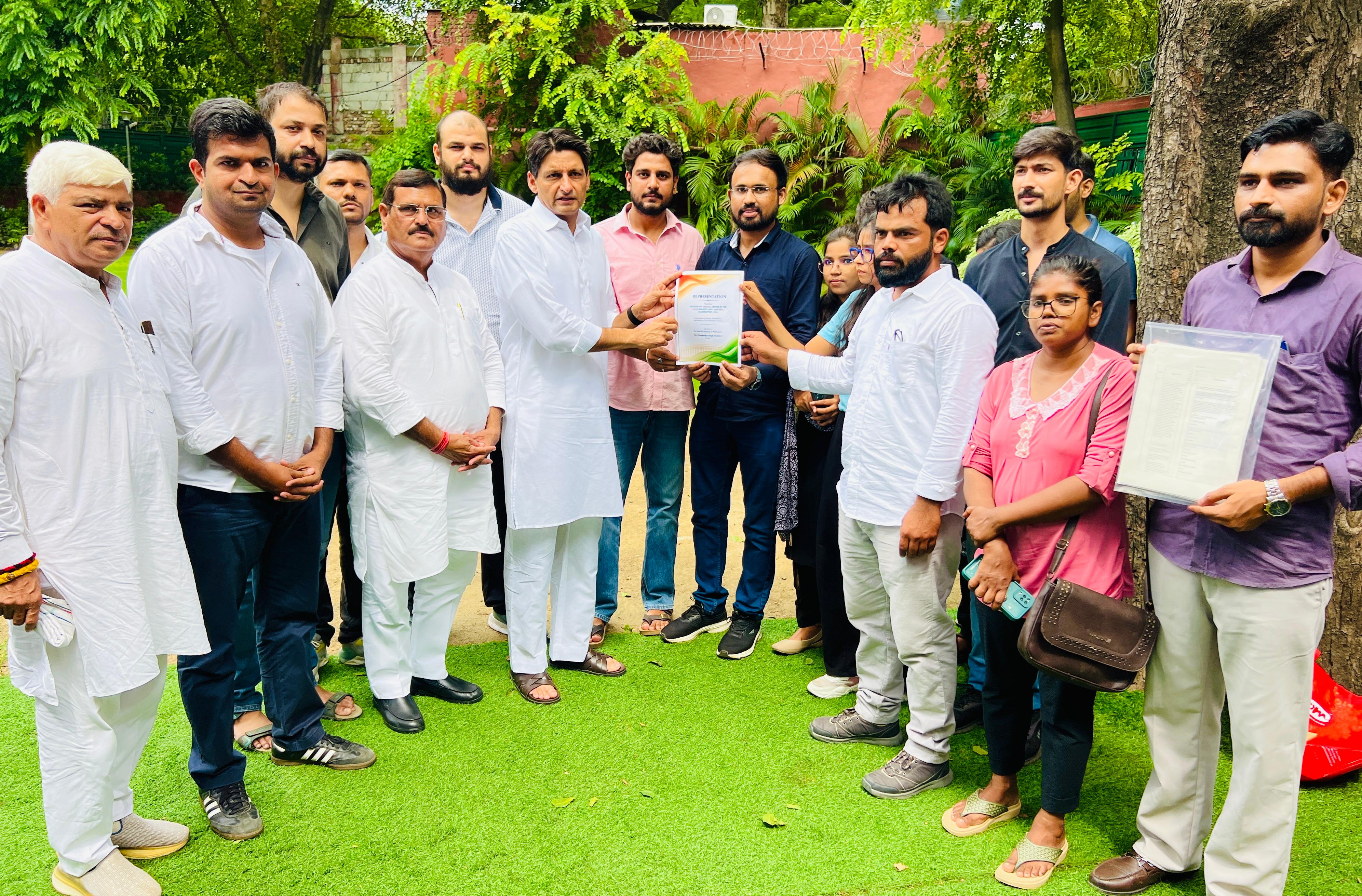 दिल्ली में सांसद दीपेंद्र हुड्डा को अपना मांगपत्र सौंपते हुए UPSC अभ्यर्थी।