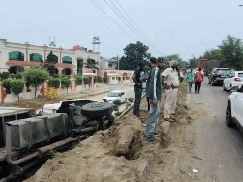 पुलिस और सड़क सुरक्षा फोर्स की टीम मौके पर पहुंची।