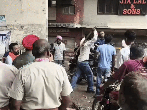 अमृतसर के भंडारी पुल को प्रदर्शनकारियों ने जाम किया है। यहां लोगों को डंडे का डर दिखाकर लौटाया जा रहा है।