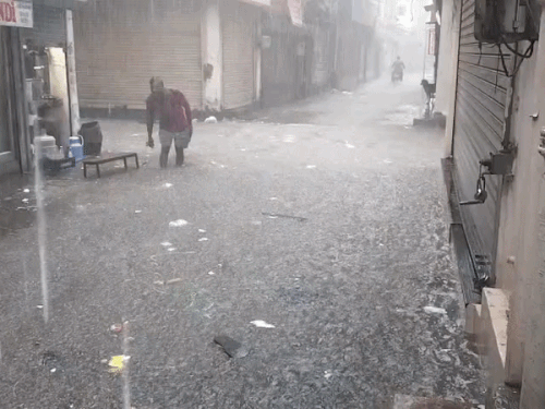 लुधियाना की हजूरी रोड में घरों के बाहर बारिश का पानी भर गया।