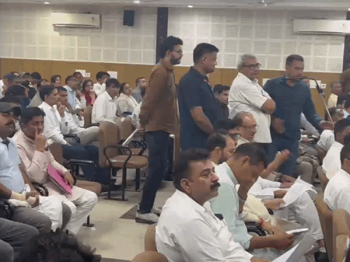 राजदरबार स्पेस निवासी व मीटिंग में उपस्थित लोग।