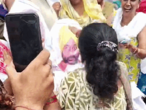 जालंधर में महिला सफाई कर्मियों ने CM भगवंत मान और आरोपी पुलिसवालों के के पुतले को थप्पड़ मारे।