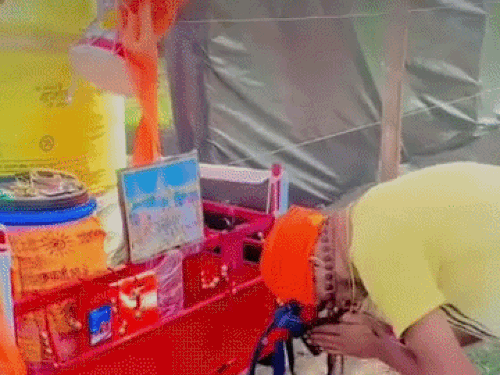 कांवड़ लेकर चलने से पहले पूजा करते हुए जोनी सैन।