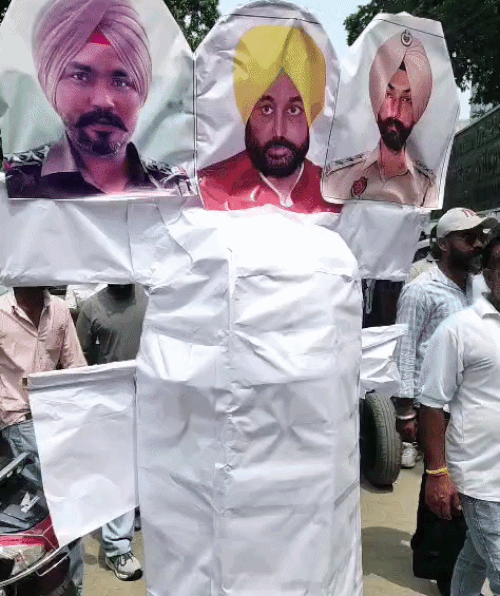 जालंधर निगम में प्रदर्शनकारियों ने भगवंत मान और बरनाला के आरोपी पुलिस अफसरों का पुतला बनाया।