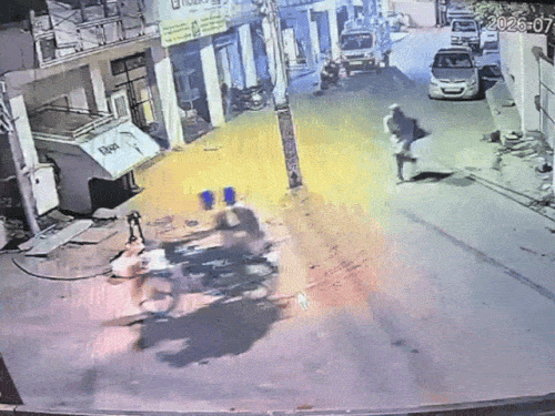 महिला नर्स ने आरोपियों का पीछा भी किया लेकिन वह फरार हो गए।