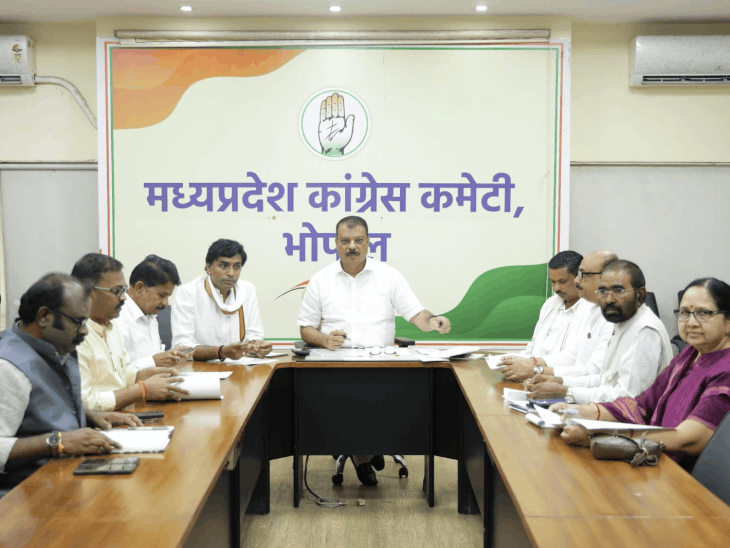 कांग्रेस नेताओं ने पीसीसी में बैठक के बाद पीएचक्यू पहुंचकर डीजीपी को ज्ञापन सौंपा। - Dainik Bhaskar