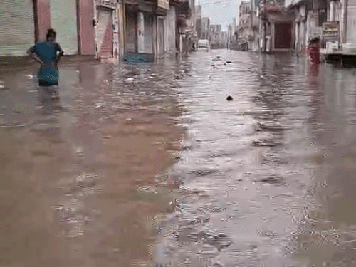 राजस्थान के चूरू में गुरुवार सुबह तेज बारिश के बाद बाजारों में 3 फीट तक पानी भर गया।