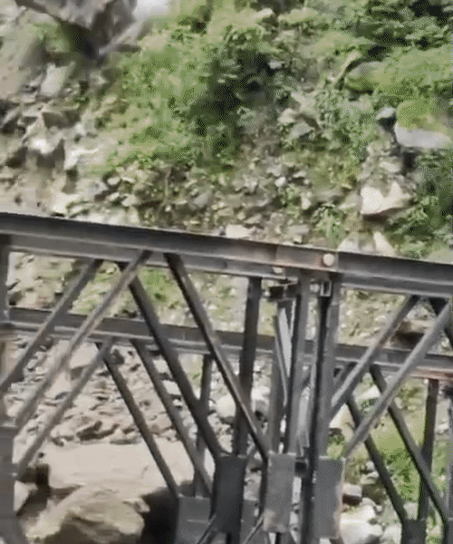 उत्तराखंड में उत्तरकाशी के स्याना चट्टी क्षेत्र में बड़ा पत्थर सड़क पर आ गिरा।