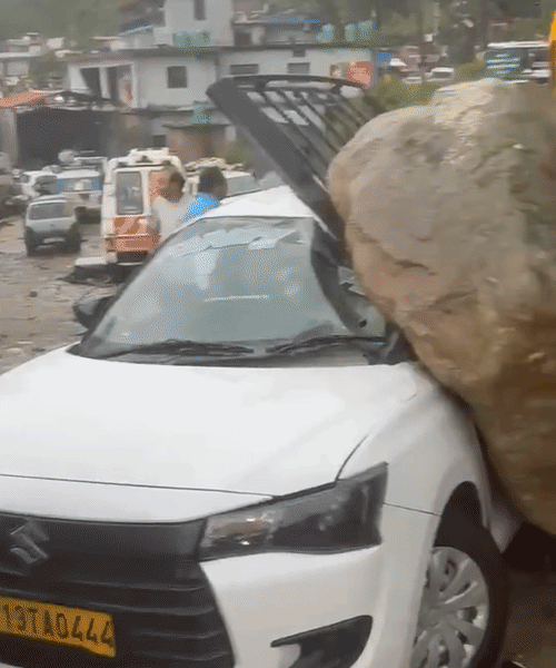 उत्तराखंड के रुद्रप्रयाग में पहाड़ी से बोल्डर गिरने से एक कार दब गई