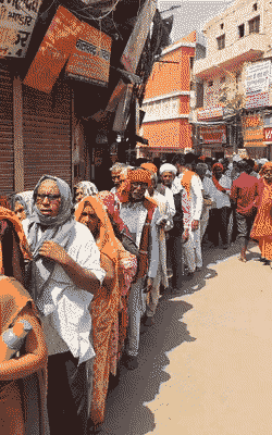 काशी में विश्वनाथ मंदिर के बाहर भक्तों की लंबी लाइन दिखाई दी। इस दौरान सुरक्षा के लिए पुलिस बल तैनात है।