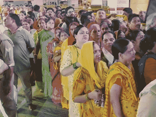 काशी में सुबह 9 बजे तक करीब 50 हजार से अधिक भक्तों ने बाबा विश्वनाथ के दर्शन किए।