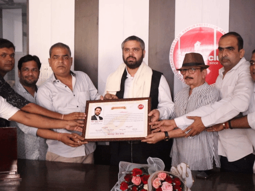 कानपुर प्रेस क्लब में उत्तर प्रदेश बार काउंसिल चुनाव में रिकॉर्ड मतों से जीत दर्ज करने वाले वरिष्ठ अधिवक्ता अनुराग पांडेय को सम्मानित किया गया।