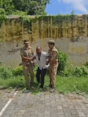 पुलिस ने आरोपी सिपाही को सिविल लाइन इलाके से गिरफ्तार किया। सिपाही कस्टडी में लंगड़ाता हुआ नजर आया।