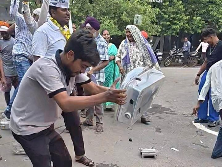 दुर्ग में प्रदर्शन के दौरान स्मार्ट मीटर को जमीन पर पटका गया।