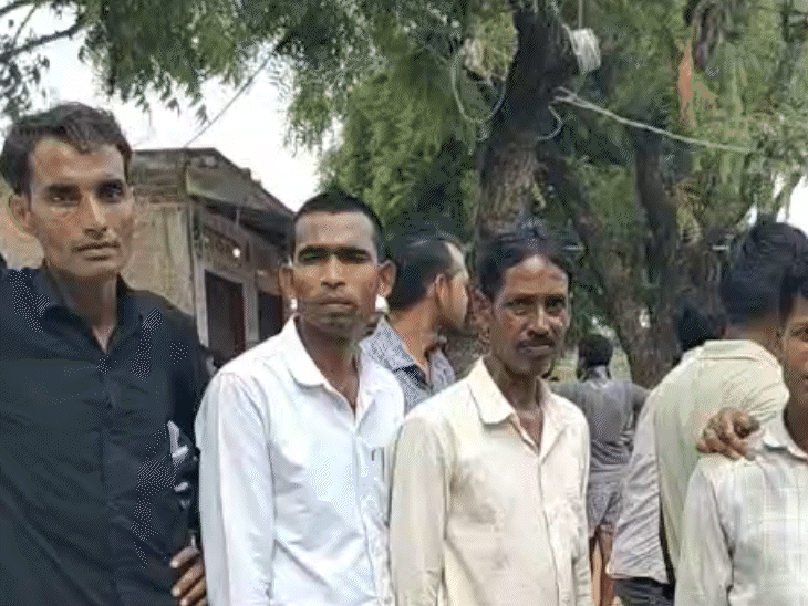 मतदान का बहिष्कार कर "सड़क नहीं तो वोट नहीं" का नारा लगाया।