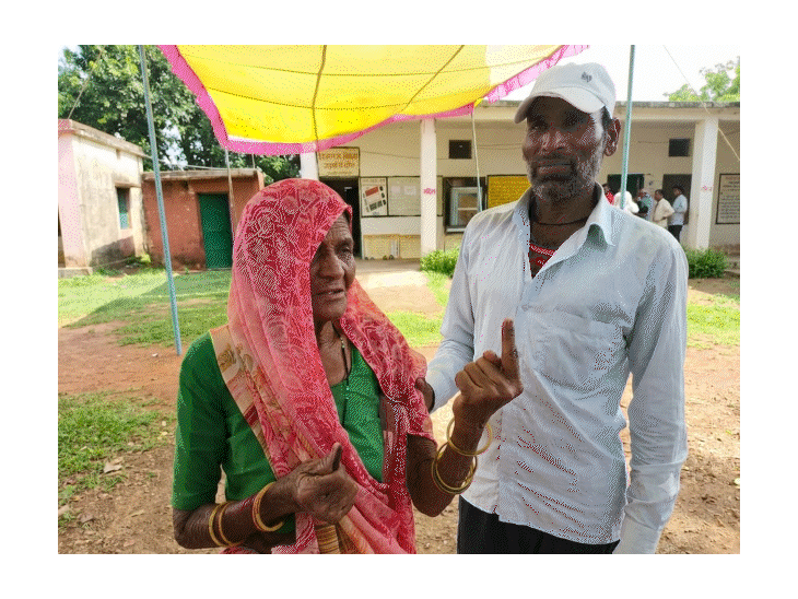 दिव्यांग और बुजुर्ग भी अपने मताधिकार का प्रयोग करने पोलिंग बूथ पहुंचे।