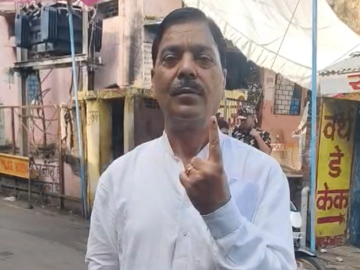 कांग्रेस नेता अवधेश नायक ने वार्ड-14 में पोलिंग नंबर-139 में मतदान किया।