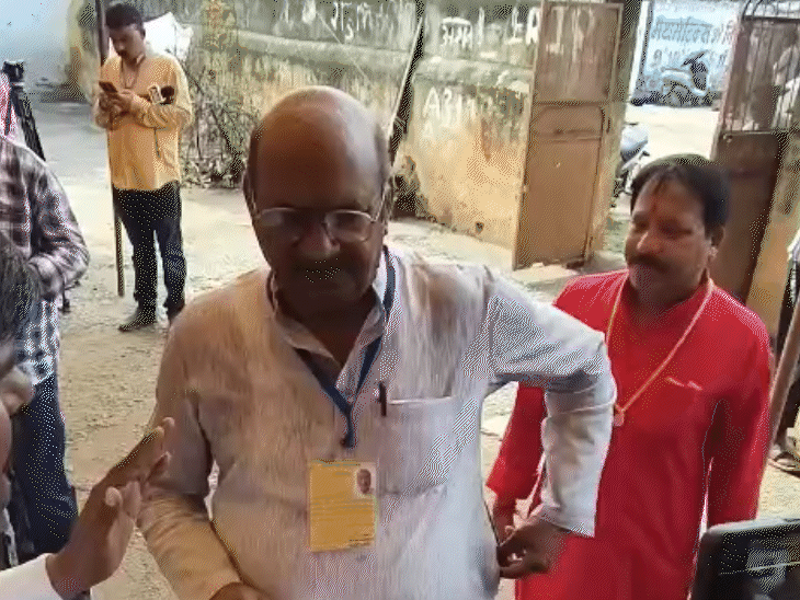 कांग्रेस उम्मीदवार घनश्याम सिंह ने वोट डालने के बाद कहा- ऐतिहासिक जीत होने वाली है।