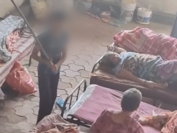 वीडियो में दिख रहा है कि नाबालिग लड़का बुजुर्ग महिला को लाठियों से मार रहा है