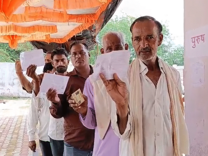 ग्रामीण क्षेत्र समेत कई शहरी केंद्रों पर सुबह 7:40 बजे तक लंबी कतारें लग गईं।