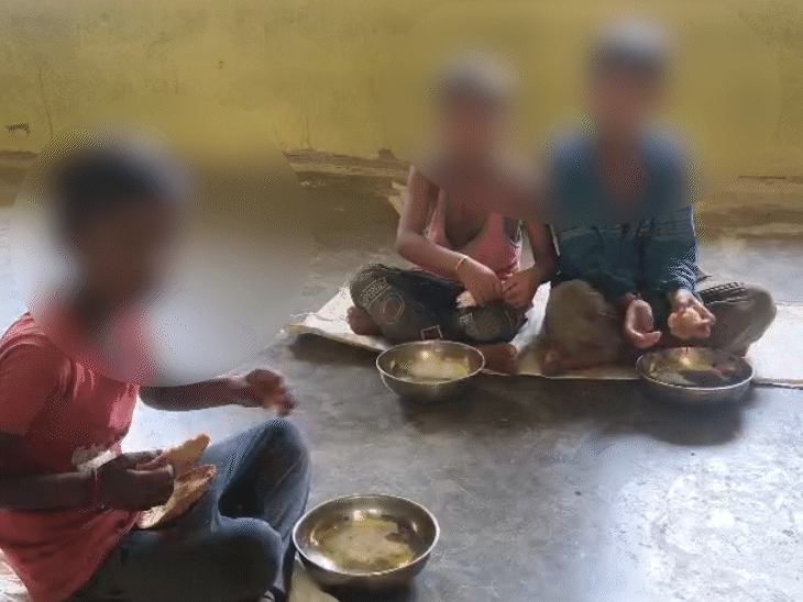 In the video, children are seen eating salt and puri.