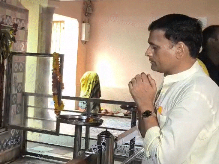भाजपा प्रत्याशी आशुतोष तिवारी ने मां पीतांबरा के दर्शन कर उनका आशीर्वाद लिया।