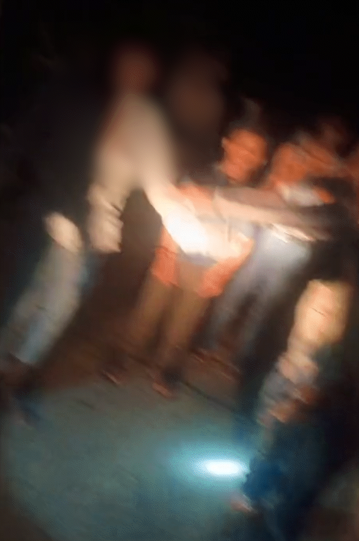 ग्रामीणों ने आरोपी पिता को पीटा। थप्पड़ बरसाए।