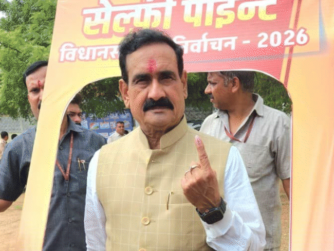 दतिया में वोट के बाद सेल्फी लेते नरोत्तम मिश्रा। पटवारी ने किया जीत का दावा।