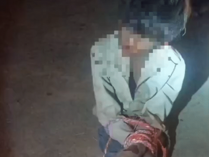 बच्चे को बाइक से बांधकर पिता ने घसीटा।