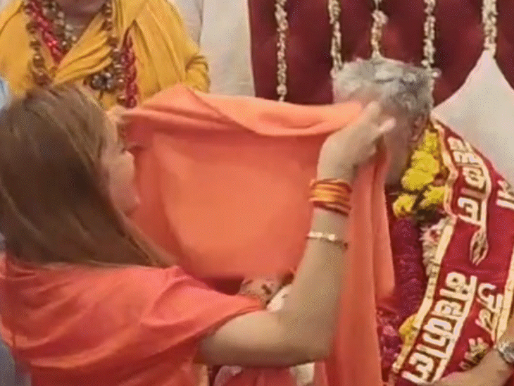 गुरु पूर्णिमा पर अपने गुरु महामंडलेश्वर सुमनानंद का सम्मान करतीं हर्षानंद।