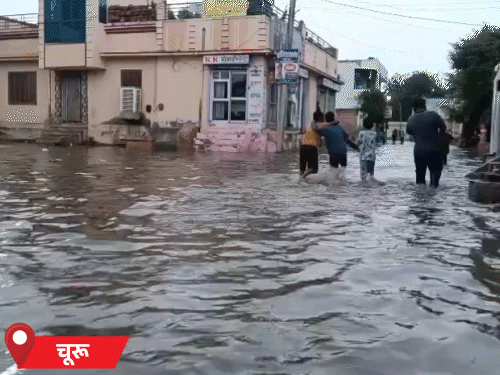 चूरू के राजलदेसर में हुई तेज बारिश के बाद सड़कों पर पानी भर गया।