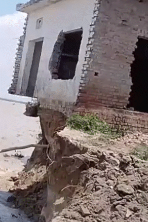 यूपी के बलिया में सरयू के किनारों पर हो रहे कटाव से 2 मकान नदी में समा गए।