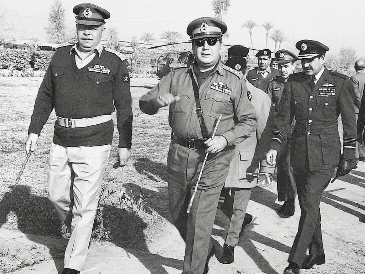 साल 1971, पूर्वी पाकिस्तान के ढाका में राष्ट्रपति याह्या खान (बीच में) और आर्मी चीफ लेफ्टिनेंट जनरल अब्दुल हमीद।
