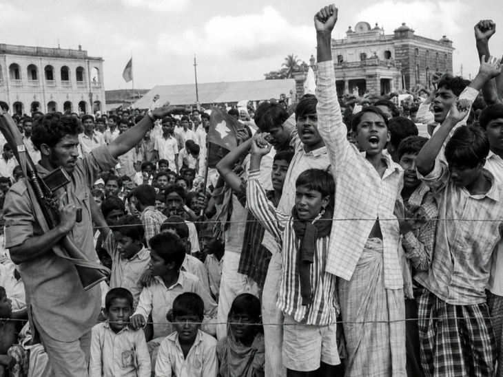 ढाका की सड़कों पर मुजीब के समर्थन में उतरे लोग।