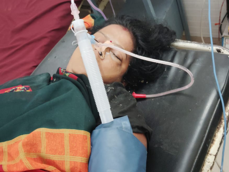 सड़क हादसे में घायल लवली देवी को हालत गंभीर होने पर जिला अस्पताल रेफर कर दिया गया।