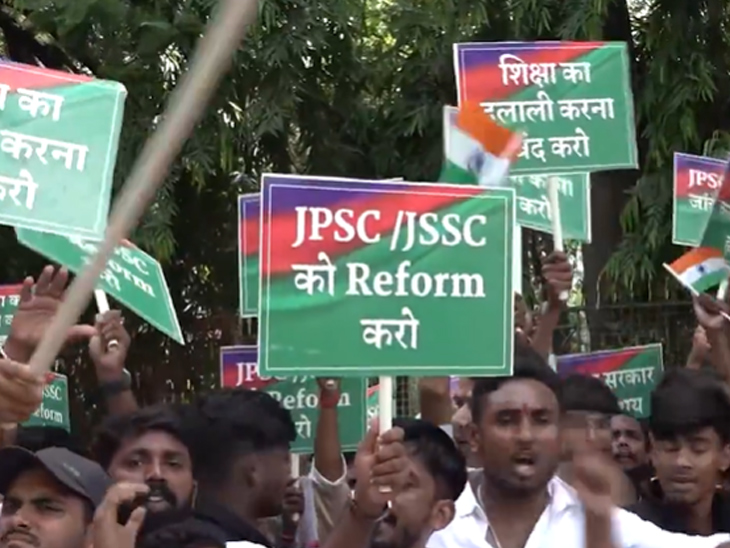 छात्र बैनर-पोस्टर लेकर राजभवन मार्च के लिए निकले।