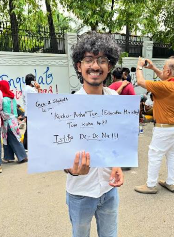 धर्मेंद्र प्रधान के इस्तीफे की मांग के लिए इस तरह की भाषा में पोस्टर्स का इस्तेमाल किया गया।