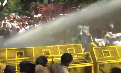 यह फोटो जनवरी 2020 की है, जब AAP प्रदर्शनकारियों को रोकने के लिए पुलिस ने पानी की बौछार छोड़ी थीं।