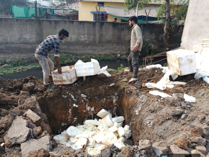 भाठागांव की एक डेयरी से जब्त 1700 किलो नकली पनीर को नष्ट किया गया था।